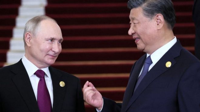 北京“一带一路”论坛欢迎仪式上习近平（右）迎接普京（左）（17/10/2023）