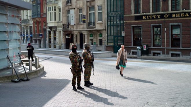 Бельгийские солдаты дежурят возле Еврокомиссии после взрыва на станции метро Maelbeek - 22 марта 2016 года