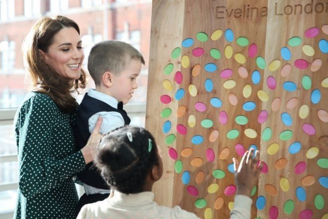 Герцогиня Кембриджская во время посещения детской больницы Эвелины