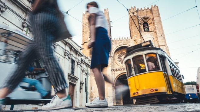pessoas caminhando em Portugal