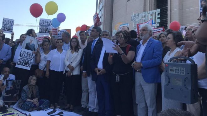 Supporters of the 17 Cumhuriyet employees outside court in Istanbul