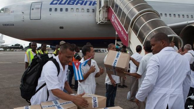 Первые члены команды из 165 кубинских врачей и работников здравоохранения по прибытии в аэропорт Фритауна, чтобы помочь в борьбе с лихорадкой Эбола в Сьерра-Леоне, 2 октября 2014 года.