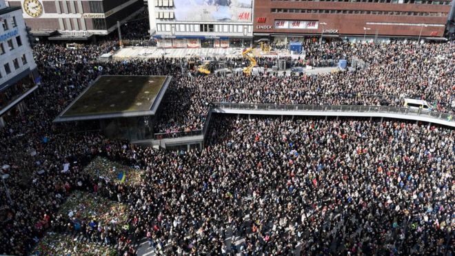 Большая толпа собралась в Сергельс Торг, центральный Стокгольм