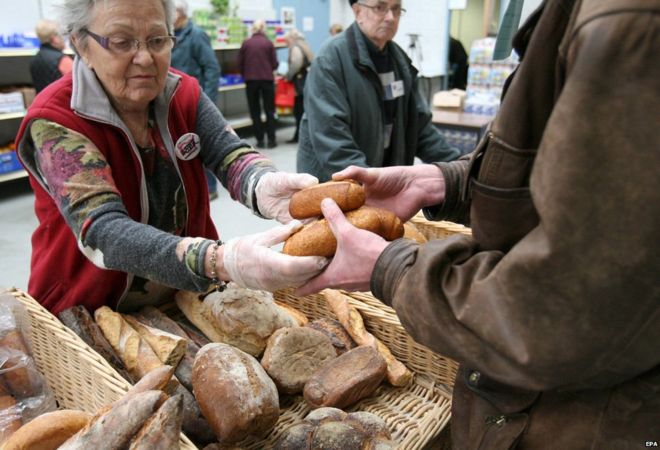 Волонтер доставляет хлеб в распределительный центр Restos du Coeur