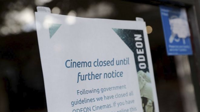 Знак «Одеон» с надписью «Кинотеатр закрыт»