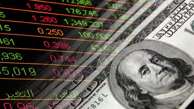 الدولار الأمريكي ولوحات لأاسعار الأسهم في الأسواق المالية