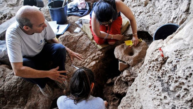 На этом недатированном раздаточном материале, полученном AFP 13 сентября 2018 года из Хайфского университета, изображены археологи на раскопках в пещере близ Ракефета в горах Кармель возле северного израильского города Хайфа