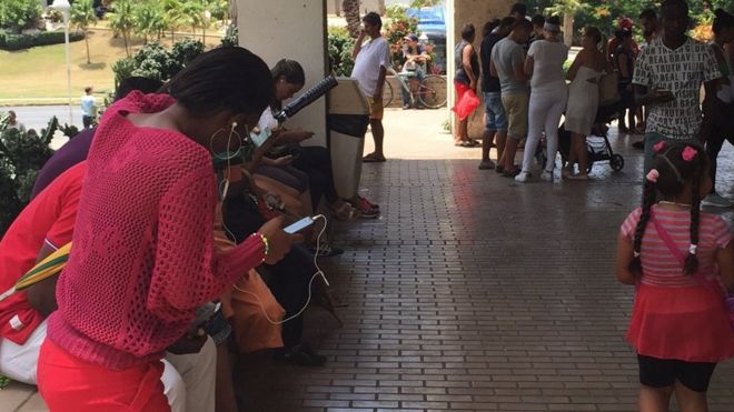 Кубинцы используют одну из точек доступа Wi-Fi, чтобы выходить в интернет. Файл фотографии