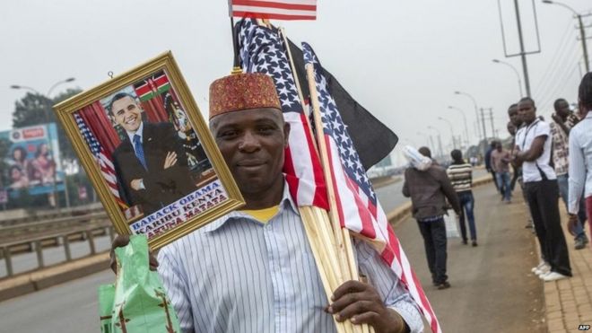 Мужчина держит фотографию президента США Барака Обамы в Найроби, Кения. Фото: 26 июля 2015 г.