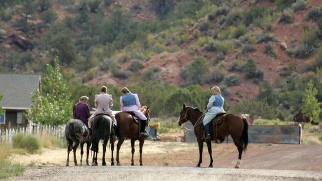 Muejres mormonas sobre caballos en Colorado City, Arizona.