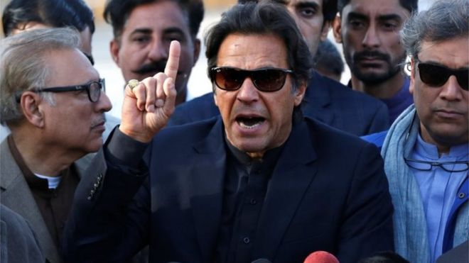 Имран Хан, председатель политической партии Пакистан Техрик-и-Инсаф (PTI), делает жест, обращаясь к представителям СМИ, после того, как Верховный суд Пакистана отклонил ходатайство о его дисквалификации из парламента за то, что он не декларировал активы, возле международного аэропорта Джинна в Карачи , Пакистан, 15 декабря 2017 года.