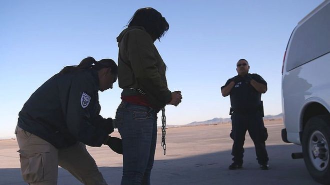 Una agente de seguridad revisa a una Inmigrante indocumentada a punto de ser deportada a Honduras.
