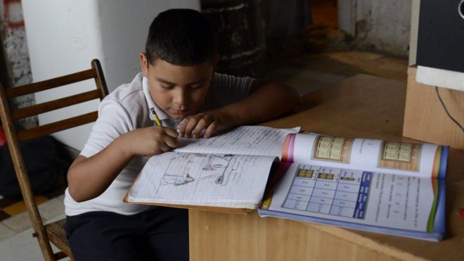 Un niño venezolano haciendo tareas.