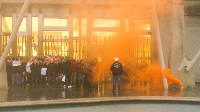 Канистра от дыма во время демонстрации рыбаков у здания шотландского парламента