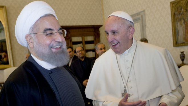 Президент Ирана Хасан Рухани смеется с папой Франциском