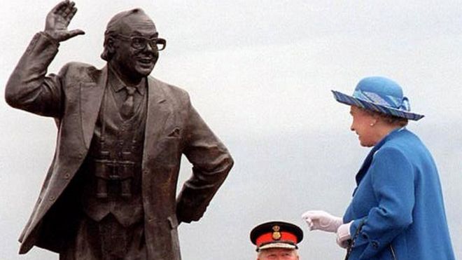 Королева представляет статую Эрика Моркамба в 1999 году