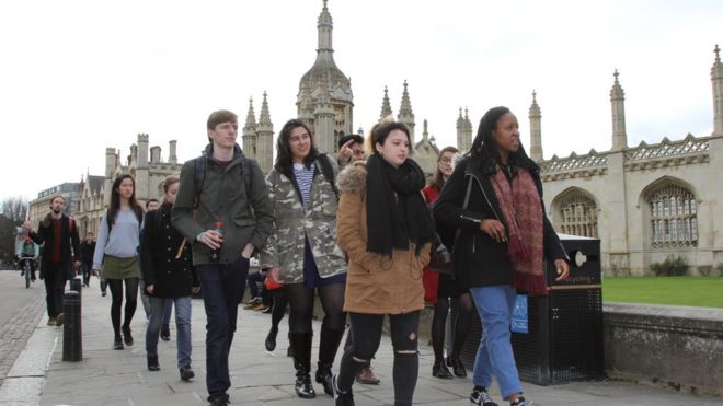 Люди проходят мимо здания в Кембриджском университете