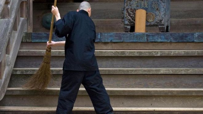 Homem limpa templo no Japão