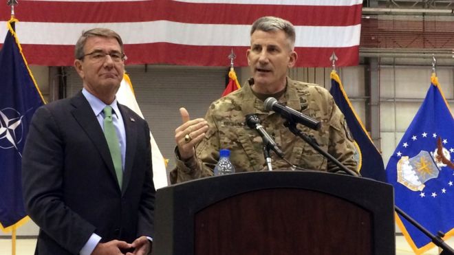 Генерал армии Джон Николсон выступает на пресс-конференции с министром обороны США Эшем Картером в пятницу, 9 декабря 2016 года, на авиабазе Баграм, к северу от Кабула, Афганистан.