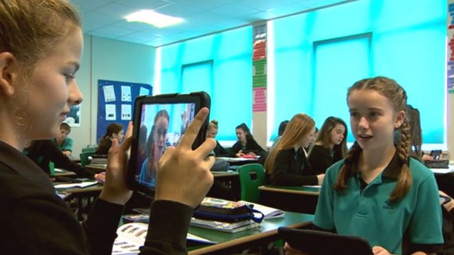 Ученики из Ysgol Gyfun Bro Edern в Кардиффе используют iPad на уроках