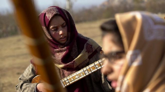 “يمبرزال” هي أول فرقة موسيقية صوفية تقودها النساء بالكامل في كشمير الخاضعة للإدارة الهندية.