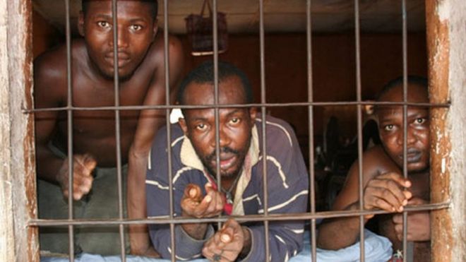 Заключенные в тюрьме в Энугу, Нигерия, на фотографии 2009 года