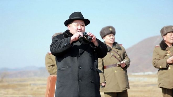 На фото, опубликованном 21 февраля официальным Корейским центральным информационным агентством Северной Кореи, видно, что Ким Чен Ын (C) осматривает летные учения летчиков-истребителей в неизвестном месте.