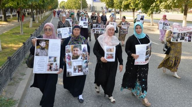 Родственники детей, вывезенных на территории, подконтрольные "Исламскому государству", в августе 2017 года устроили шествие в Грозном