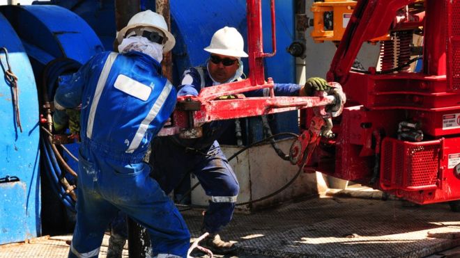 Dos trabajadores en un pozo petrolero