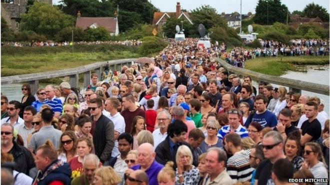 Скорбящие на мосту в Shoreham во время минут молчания