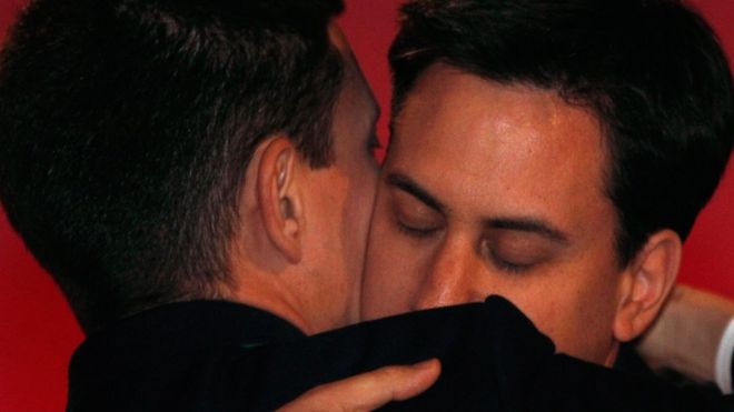 Эд и Дэвид Милибэнд обнимаются после избрания младшего брата лидером Лейбористской партии в 2010 году