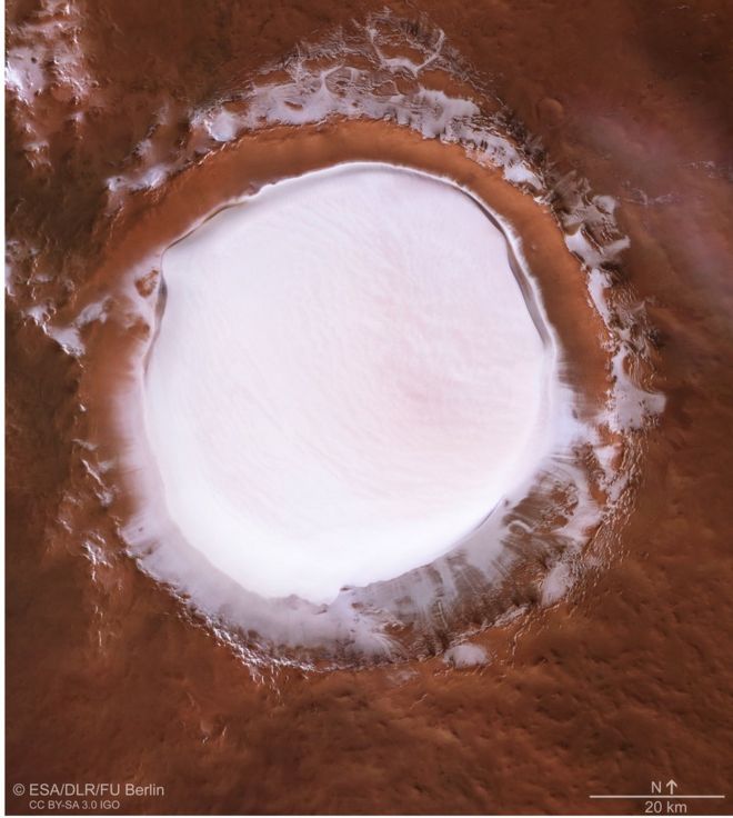 Снимок кратера Королева на Марсе, снятый как будто вид сверху