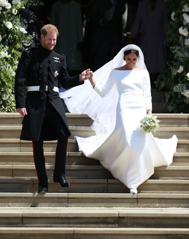 Принц Гарри, герцог Сассекс и Меган, герцогиня Сассекс покидают часовню Святого Георгия в Виндзорском замке после своей свадебной церемонии 19 мая 2018 года