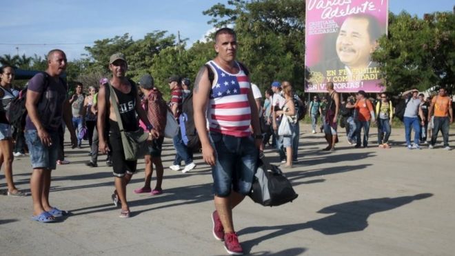 Кубинские мигранты идут к границе с Коста-Рикой после того, как 15 ноября 2015 года полиция по охране общественного порядка выпустила слезоточивый газ на границе между Никарагуа и Коста-Рикой