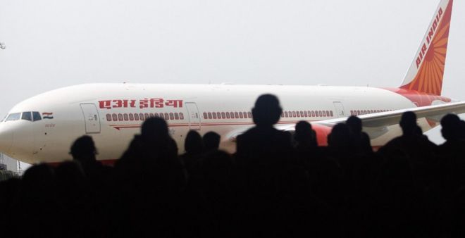 Сотрудники Air India осматривают недавно приобретенный самолет Boeing 777-200 LR, «ASSAM», который стоит на асфальте международного аэропорта Чатрапати Шиваджи в Мумбаи, 30 июля 2007 года, накануне первого открытия Air India. операции в секторе Мумбаи-Нью-Йорк. Я