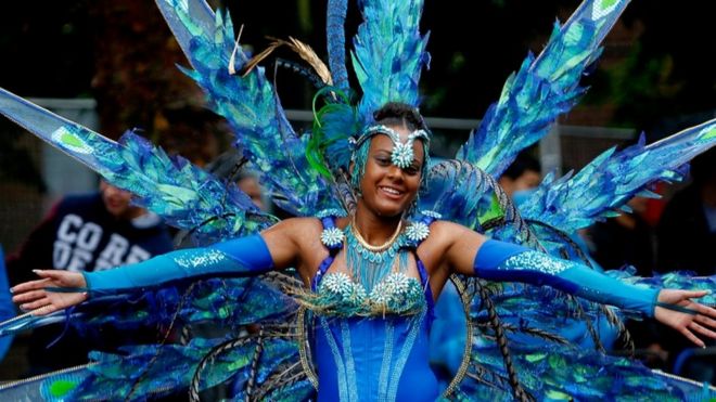 Танцовщица на карнавале в Ноттинг Хилле
