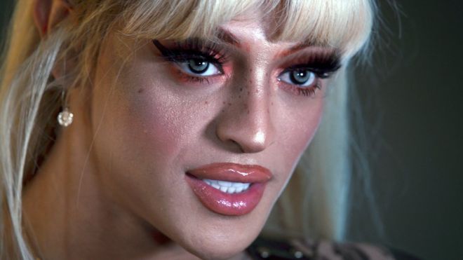 A cantora Pabllo Vittar montada como drag queen em hotel de londres