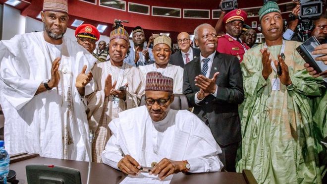 President Buhari don sign trade agreement