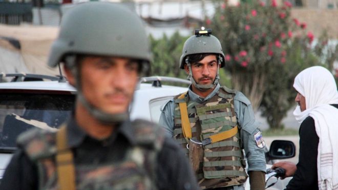 Afganistan'da güvenlik güçleri araçlarda arama yapıyor.
