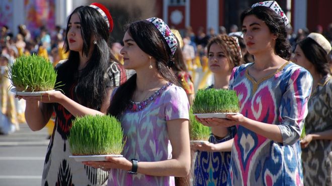 سبزه گندم، یکی از نماد های نوروز در دست دختران تاجیک