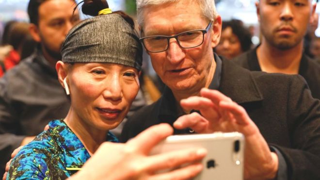 Женщина делает селфи с исполнительным директором Apple Тимом Куком