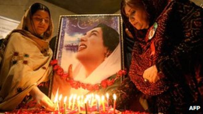 Две женщины скорбят об убийстве бывшего премьер-министра Пакистана Беназир Бхутто