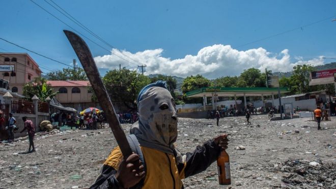 Haiti crisis: Clashes and looting as anger boils over - BBC News