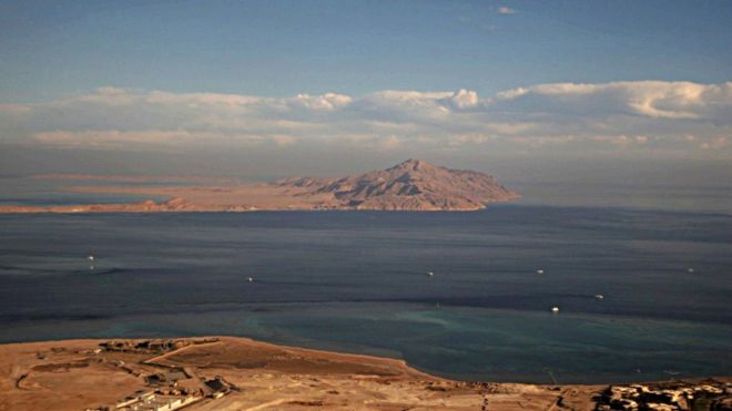 Фотография запаса острова Тиран и, за ним, острова Санафир в Красном море