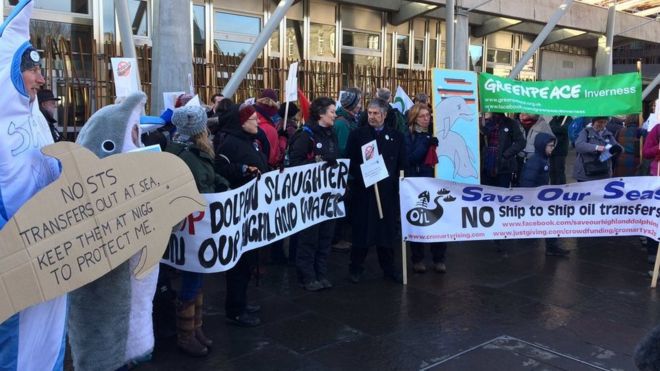 Протест возле шотландского парламента