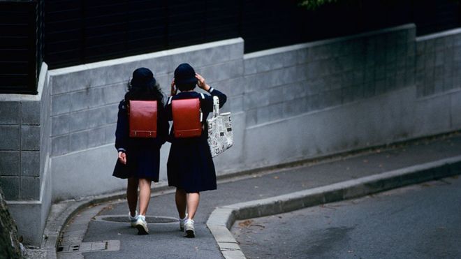Две девочки в школьной форме