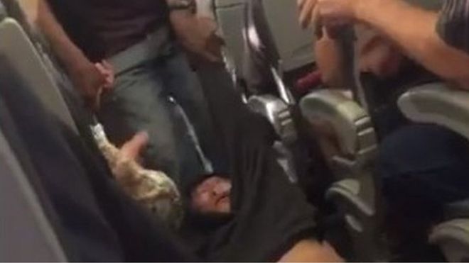 Пассажир, считающийся врачом, показан на видео, которое вытащили со своего места из-за безопасности полета