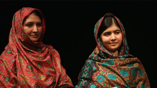 ملالہ یوسفزیی اپنی والدہ تورپکئی کے ساتھ