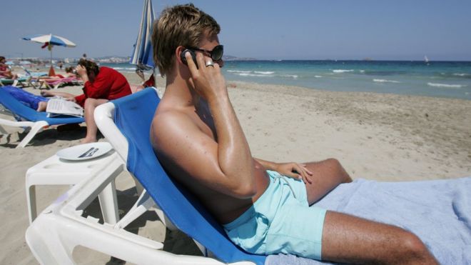 человек по телефону на пляже