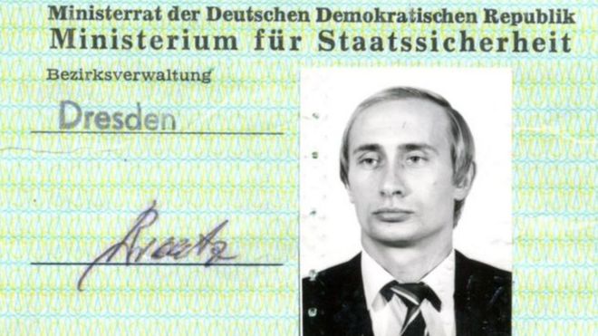 العثور على بطاقة هوية بوتين عندما كان جاسوسا سوفيتيا بألمانيا _104743664_2